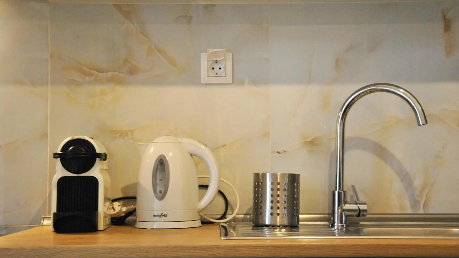 4 Seasons Breeze / Thessaloniki Apartment Greece